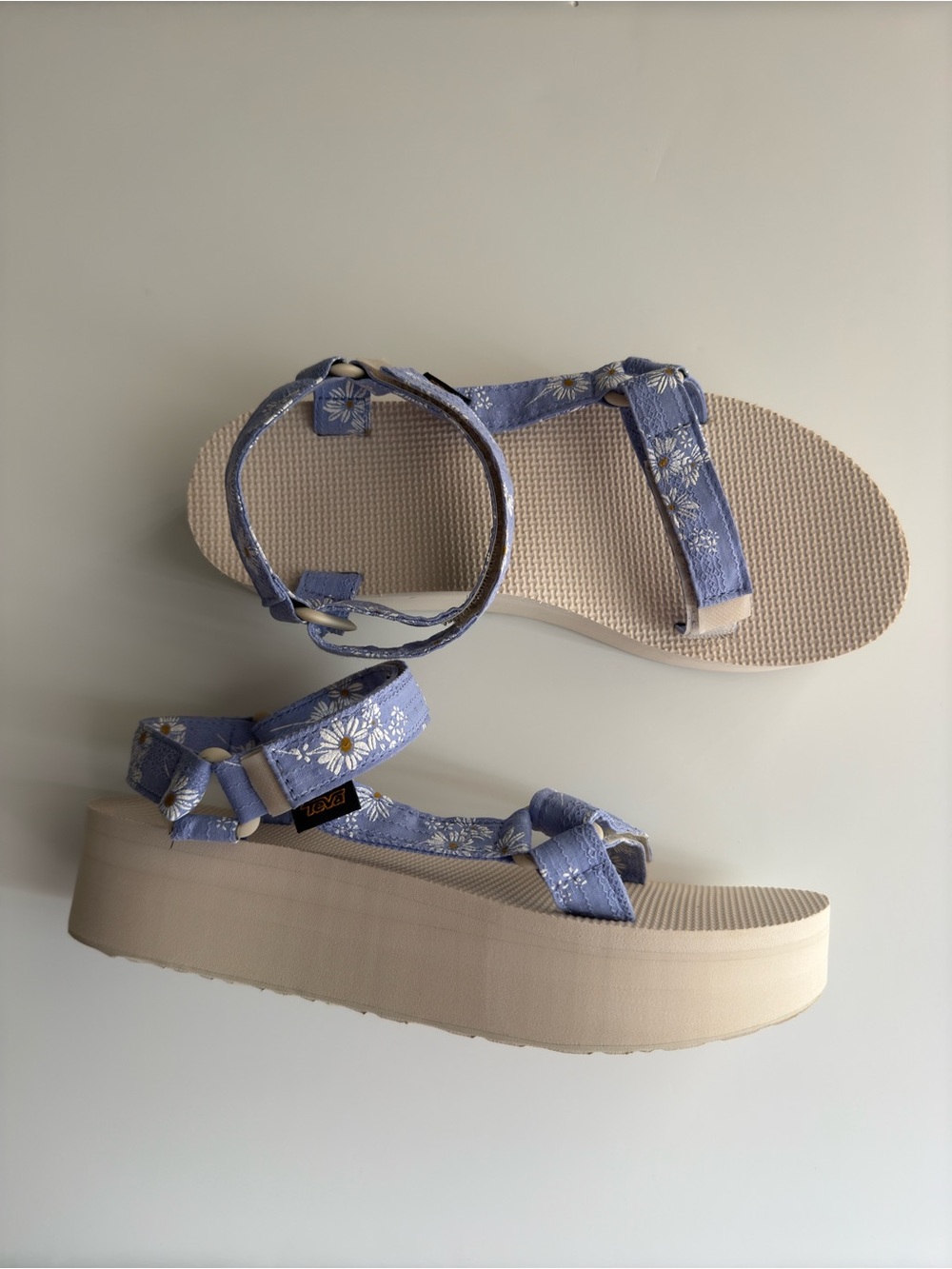Teva Flatform Universal Gloriosa Sandals size: 11, good condition